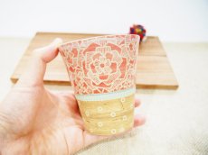 画像2: 紋花彩泥掻落　ビアカップ（赤×薄茶）（少し小さめ）　【nicorico】 (2)