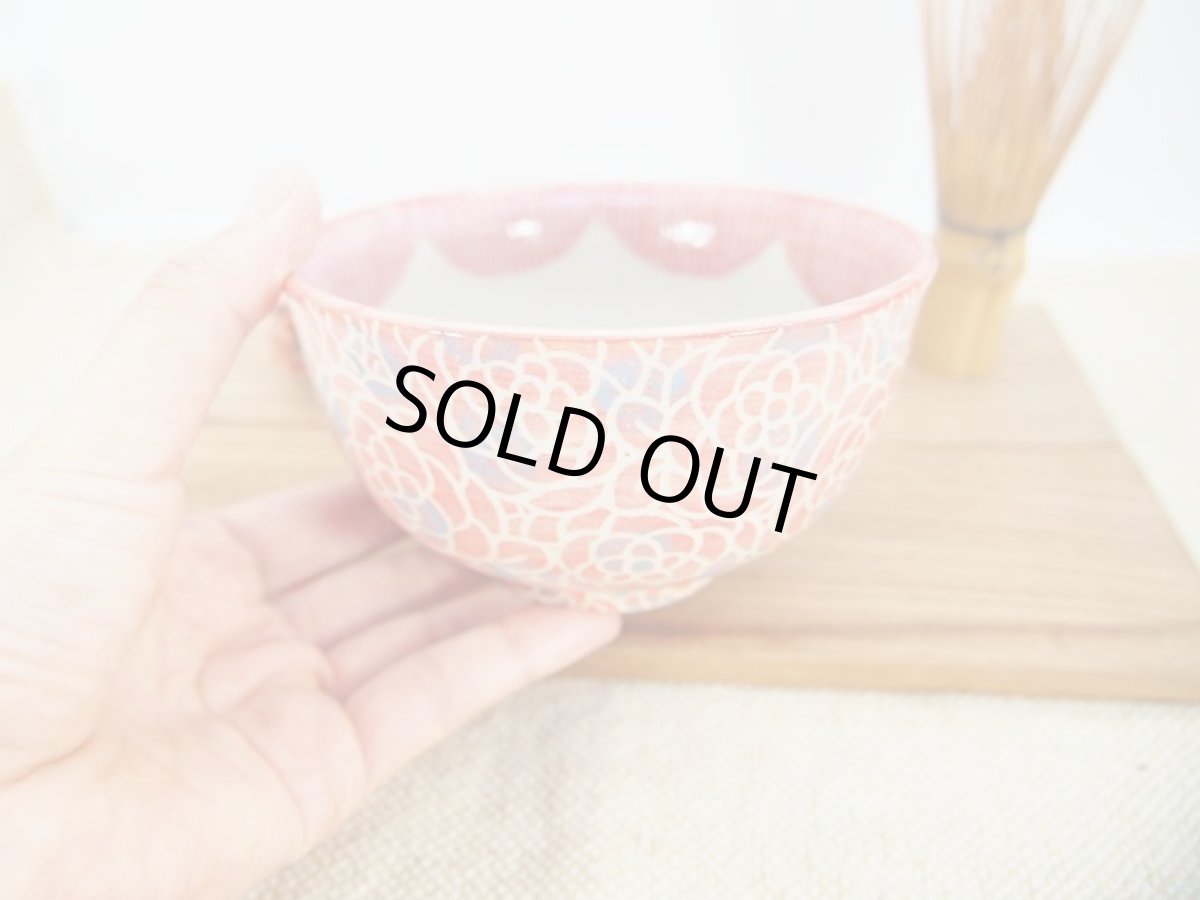 画像2: 紋花彩泥掻落　抹茶茶碗ドット　(赤×水色）　【nicorico】 (2)