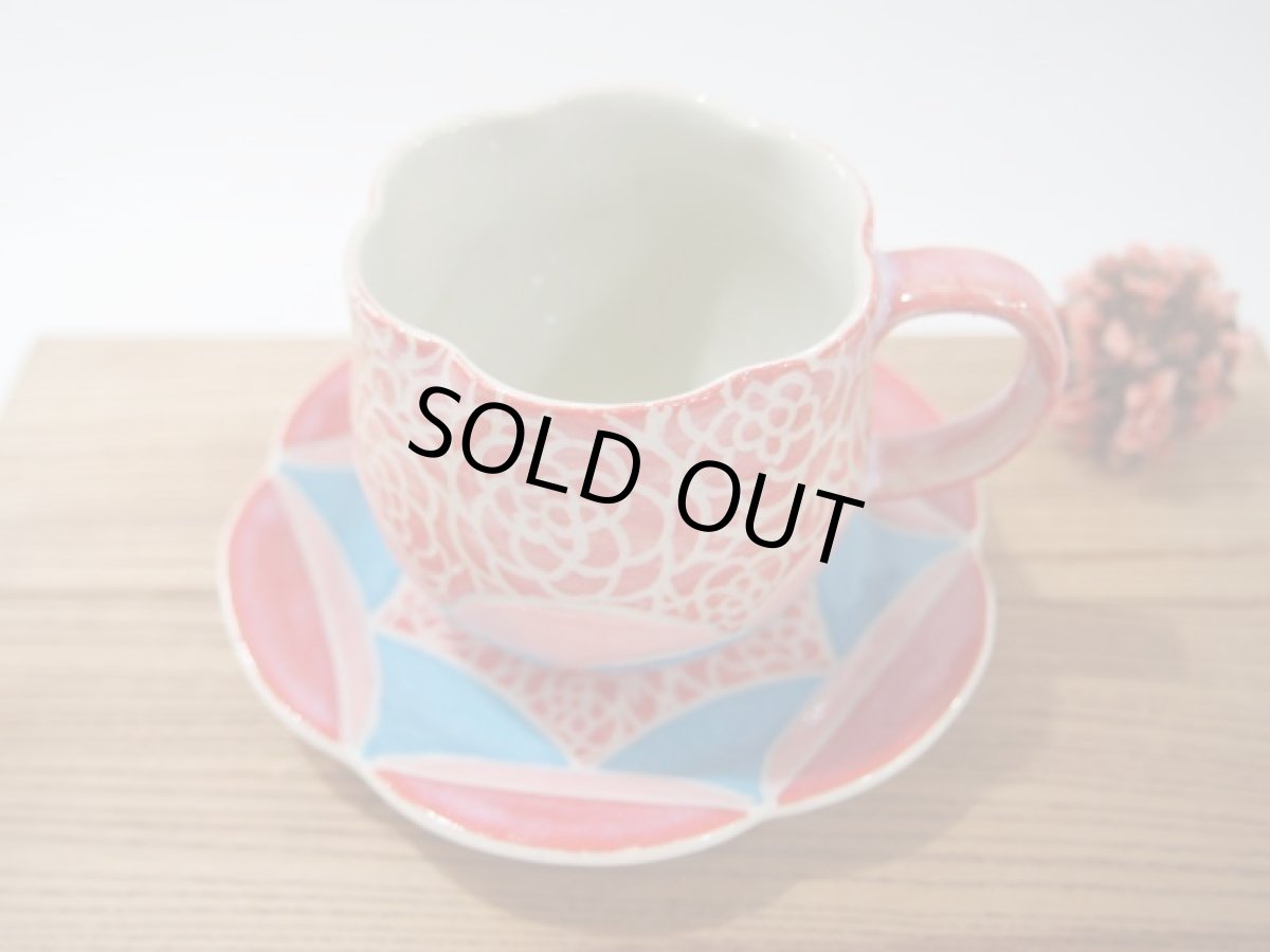 画像2: 紋花彩泥掻落　輪花カップ＆ソーサー（赤・水色）【nicorico】 (2)