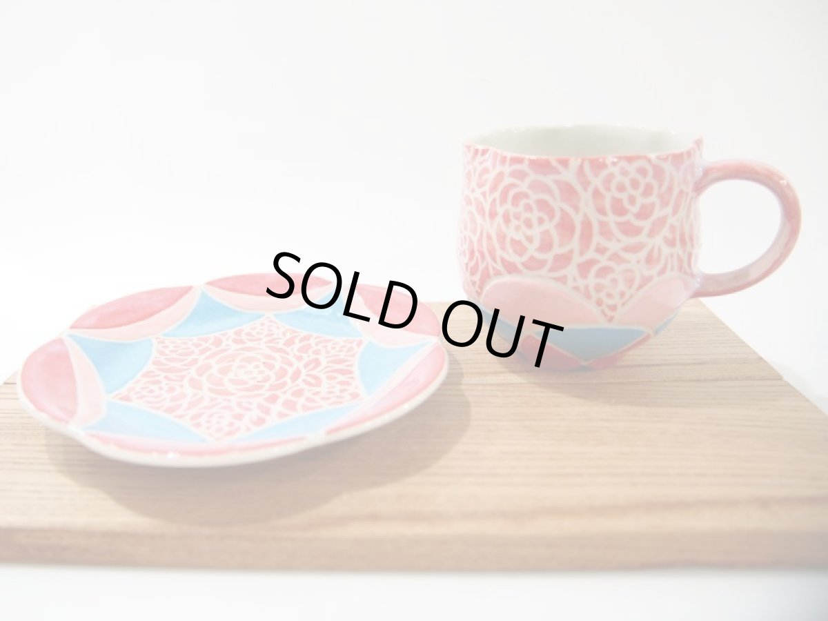 画像3: 紋花彩泥掻落　輪花カップ＆ソーサー（赤・水色）【nicorico】 (3)