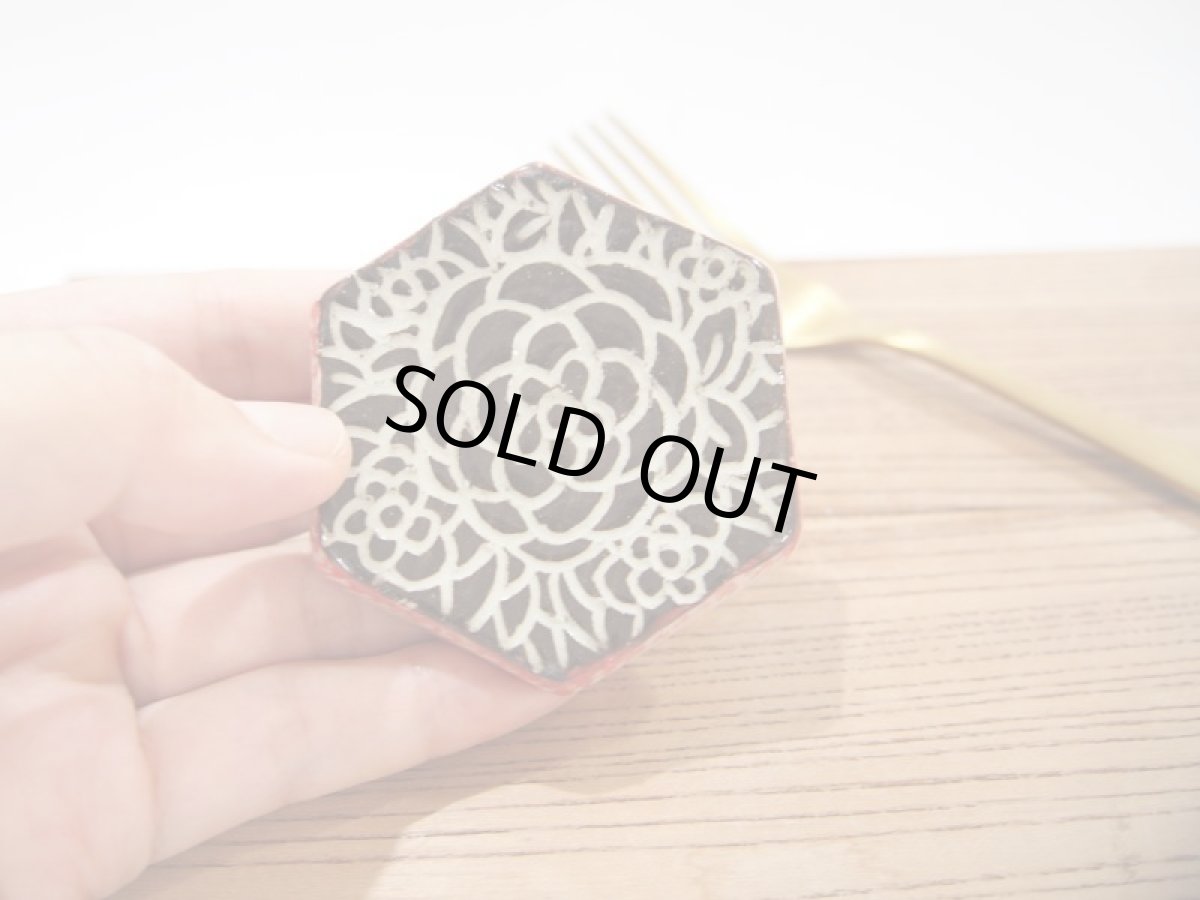 画像3: 紋花彩泥掻落　六角豆豆皿（箸置き・カトラリーレスト/こげ茶）　【nicorico】 (3)