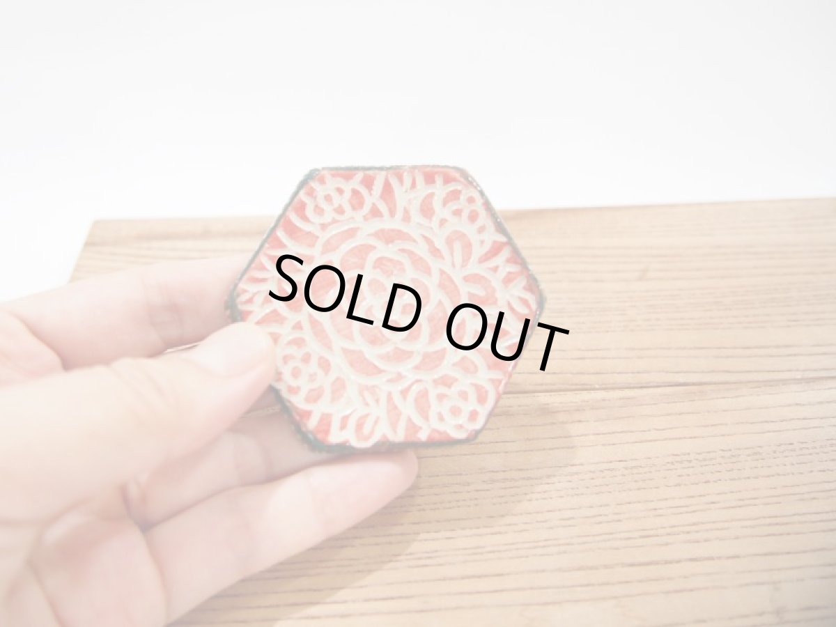 画像3: 紋花彩泥掻落　六角豆豆皿（箸置き・カトラリーレスト/赤）　【nicorico】 (3)