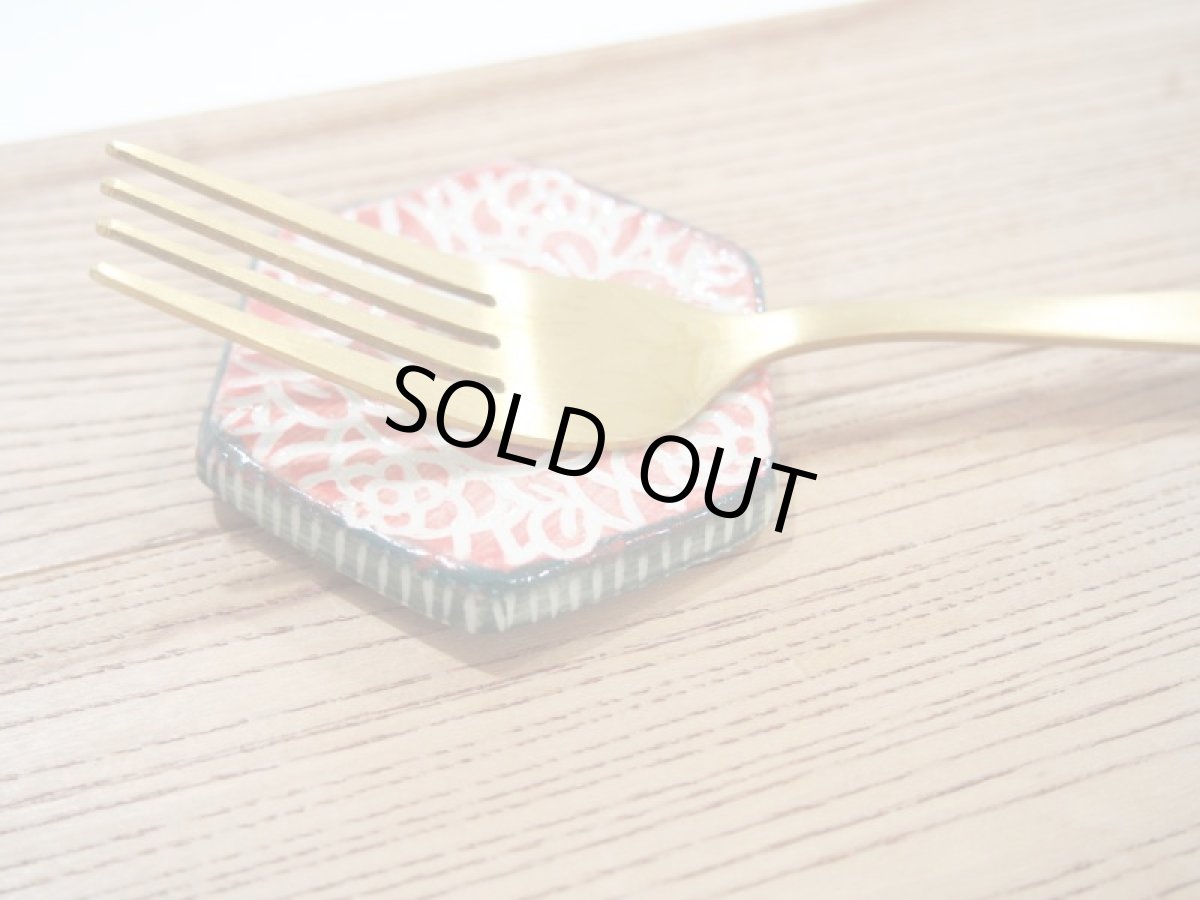 画像2: 紋花彩泥掻落　六角豆豆皿（箸置き・カトラリーレスト/赤）　【nicorico】 (2)