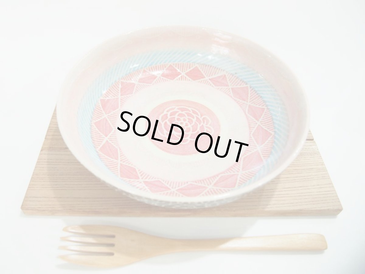 画像2: 紋花彩泥掻落　中深鉢（赤×水色／幾何学）　【nicorico】 (2)