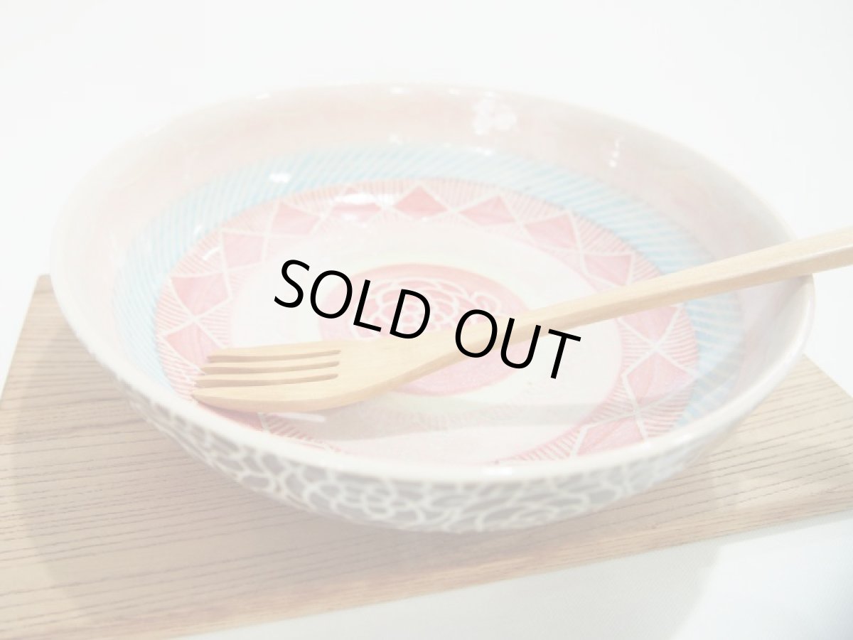 画像4: 紋花彩泥掻落　中深鉢（赤×水色／幾何学）　【nicorico】 (4)