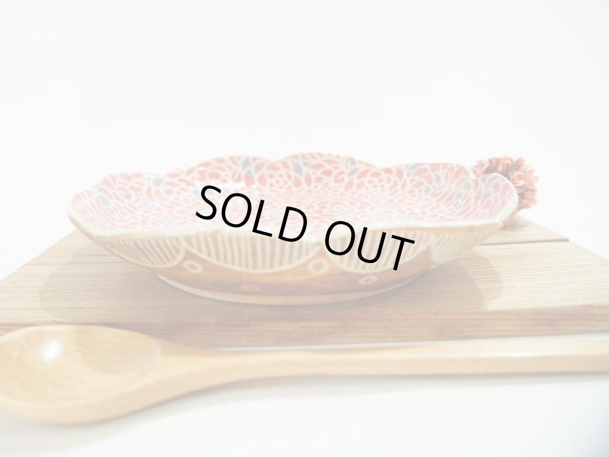 画像2: 紋花彩泥掻落ドット　中角皿　(甲和土/赤×水色）　【nicorico】 (2)