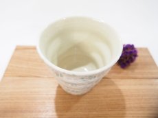 画像2: 【予約販売】紋花彩泥掻落ドット　naminami cup（薄紫×若草）　【nicorico】 (2)