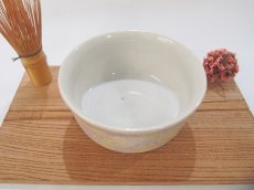 画像2: 【アウトレット：見込みに小さなホクロ有り】紋花彩泥掻落ドット　抹茶茶碗　(ピンク×レモンイエロー）　【nicorico】 (2)