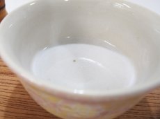 画像4: 【アウトレット：見込みに小さなホクロ有り】紋花彩泥掻落ドット　抹茶茶碗　(ピンク×レモンイエロー）　【nicorico】 (4)