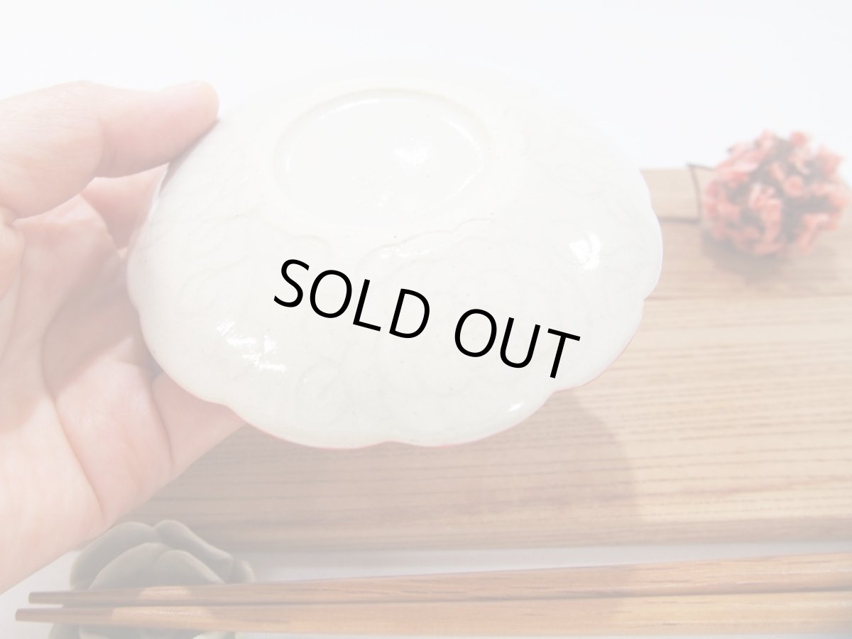 画像3: 紋花彩泥掻落　輪花豆皿（濃紺/縁：赤）　【nicorico】 (3)