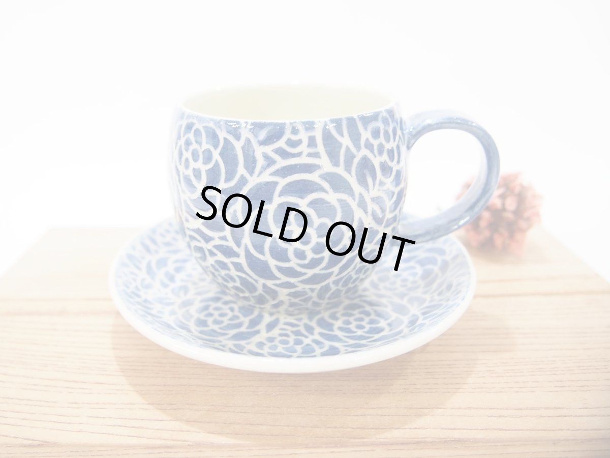 画像1: 紋花彩泥掻落　カップ＆ソーサー（丸・濃紺）　【nicorico】 (1)