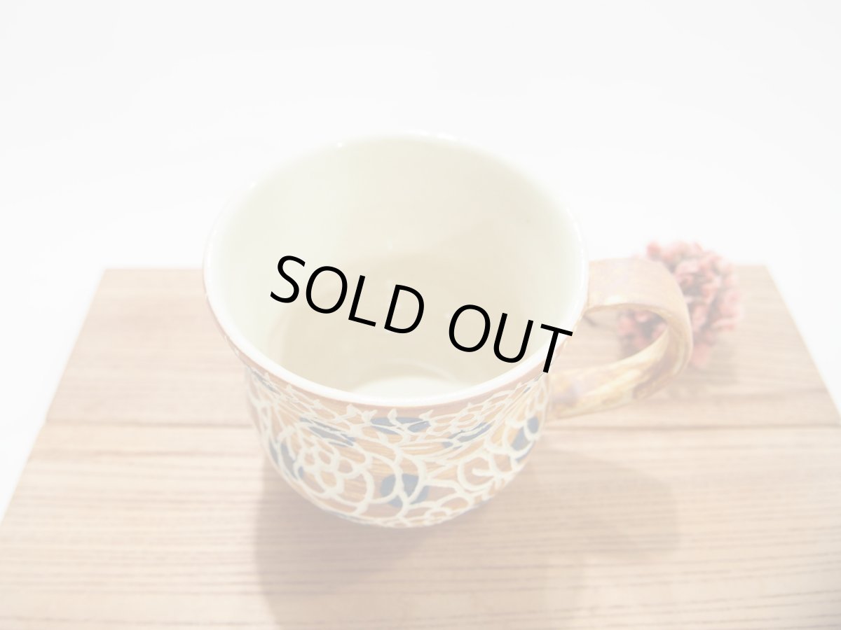 画像2: 紋花彩泥掻落ドット　マグカップ （ころん/甲和土×濃紺)【nicorico】 (2)