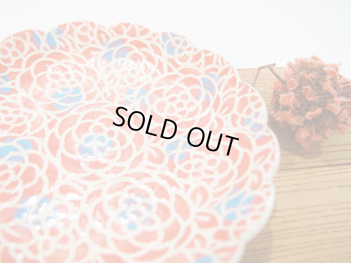 画像3: 紋花彩泥掻落ドット　輪花取皿・ケーキ皿（大）（赤×水色）　【nicorico】 (3)