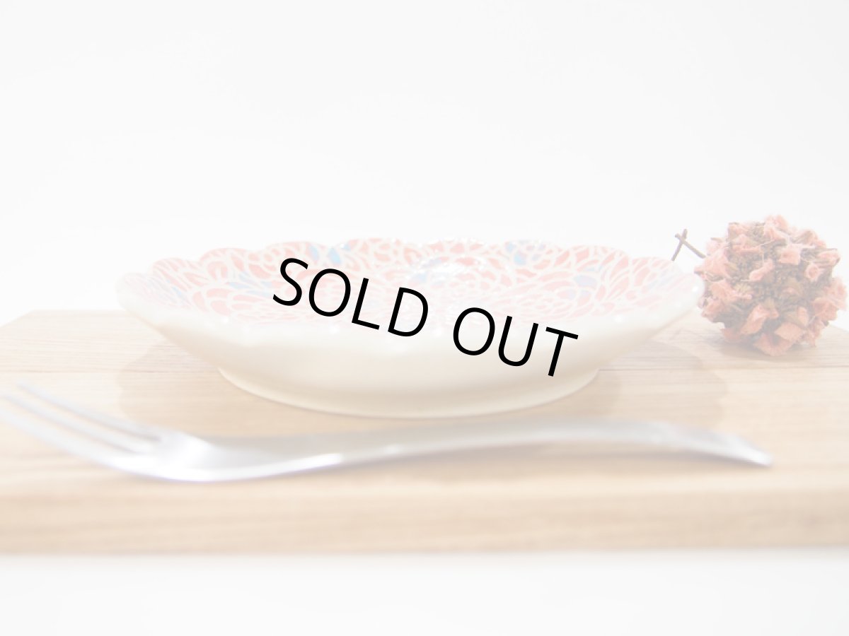 画像2: 紋花彩泥掻落ドット　輪花取皿・ケーキ皿（大）（赤×水色）　【nicorico】 (2)