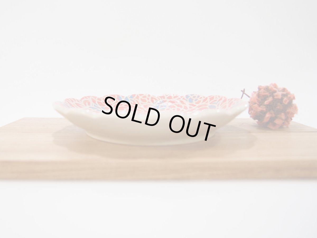 画像4: 紋花彩泥掻落ドット　輪花取皿・ケーキ皿（大）（赤×水色）　【nicorico】 (4)