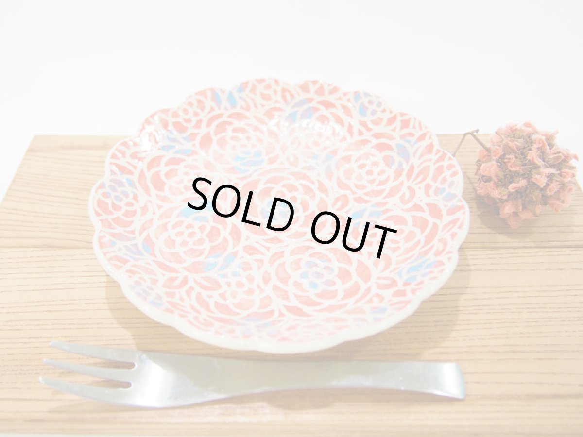 画像1: 紋花彩泥掻落ドット　輪花取皿・ケーキ皿（大）（赤×水色）　【nicorico】 (1)