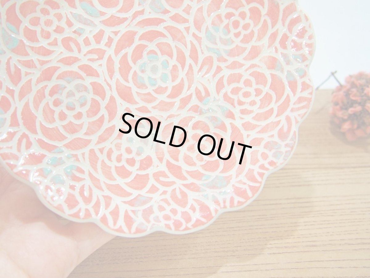 画像3: 紋花彩泥掻落ドット　輪花取皿・ケーキ皿（大）（赤×若草）　【nicorico】 (3)