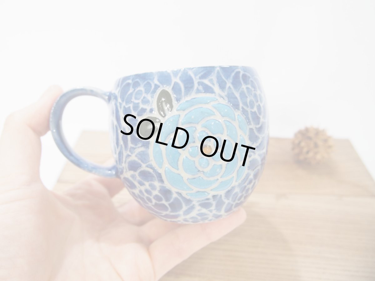 画像3: 紋花彩泥掻落　マグカップ （濃紺/水色アクセント)【nicorico】 (3)