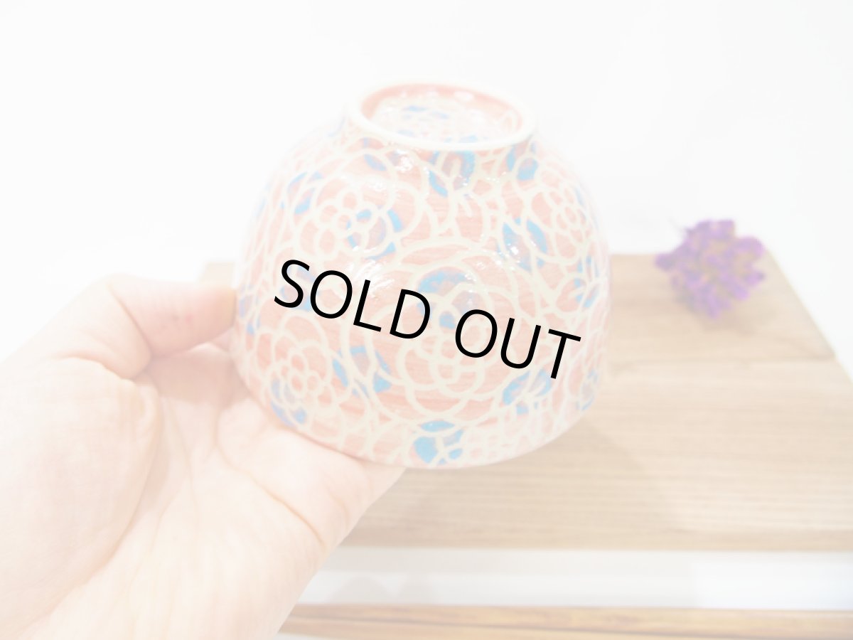 画像4: 紋花彩泥掻落ドット　ごはん茶碗（小）　(赤×水色）　【nicorico】 (4)