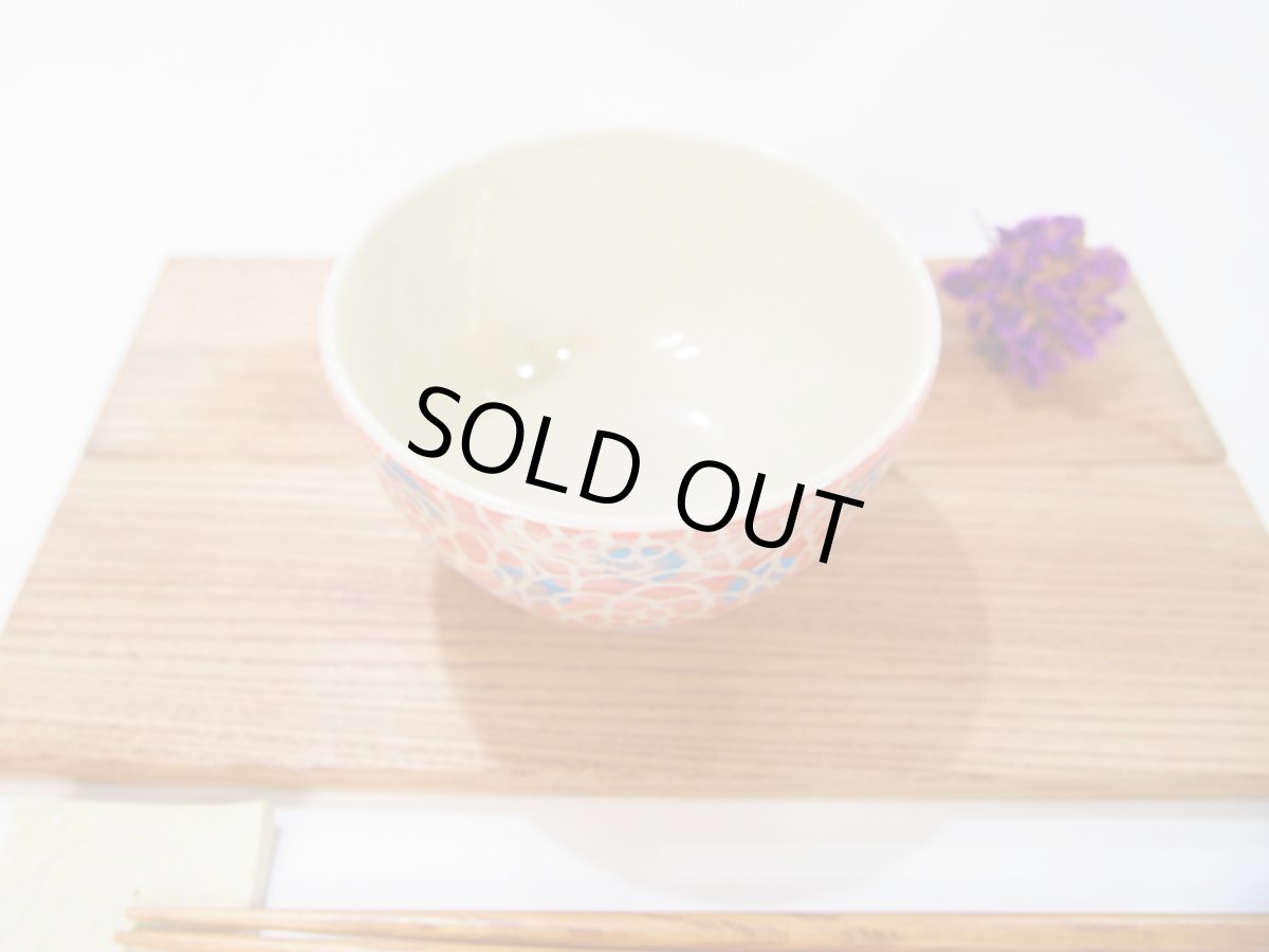 画像2: 紋花彩泥掻落ドット　ごはん茶碗（小）　(赤×水色）　【nicorico】 (2)