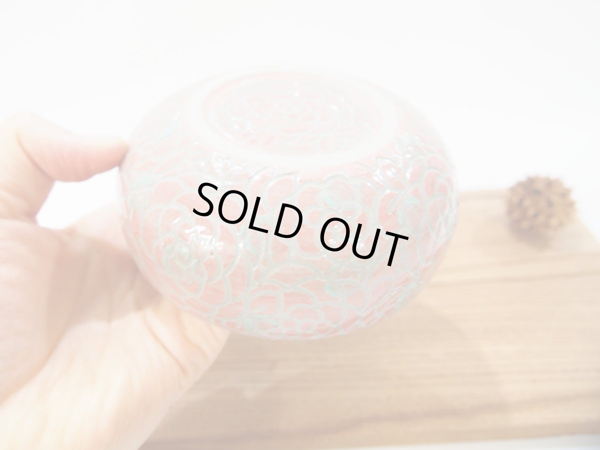 画像4: 紋花彩泥掻落ドット　平鉢（赤×若草/ピンクイッチン）　【nicorico】 (4)