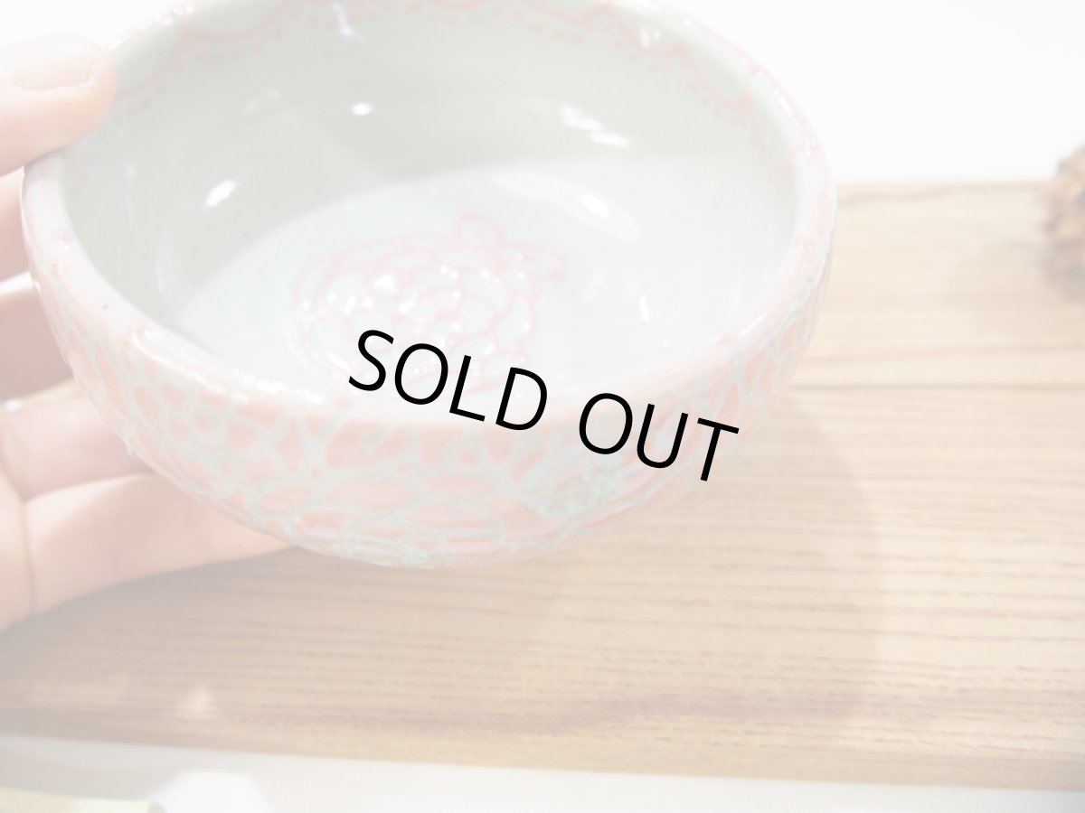 画像3: 紋花彩泥掻落ドット　平鉢（赤×若草/ピンクイッチン）　【nicorico】 (3)