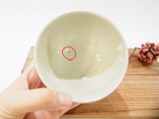 画像3: 【アウトレット：内側に濃いホクロ有り】紋花彩泥掻落ドット　ごはん茶碗（赤×紫）　【nicorico】 (3)