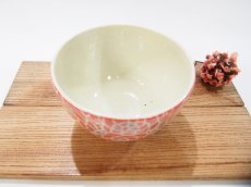 画像2: 【アウトレット：内側に濃いホクロ有り】紋花彩泥掻落ドット　ごはん茶碗（赤×若草）　【nicorico】 (2)