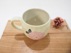 画像2: 紋花彩泥掻落　マグカップ （レモンイエロー/ピンクアクセント)【nicorico】 (2)