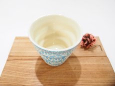 画像2: 紋花彩泥掻落　naminami cup（水色/大きめ）　【nicorico】 (2)
