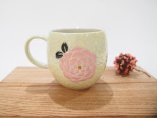 画像1: 紋花彩泥掻落　マグカップ （レモンイエロー/ピンクアクセント)【nicorico】 (1)