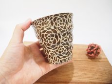 画像3: 紋花彩泥掻落　naminami cup（こげ茶）　【nicorico】 (3)