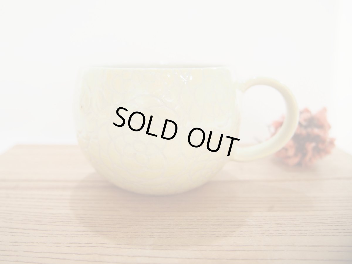 画像4: 紋花彩泥掻落　マグカップ （レモンイエロー/丸型)【nicorico】 (4)