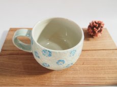 画像2: 紋花彩泥掻落ドット　マグカップ （若草×水色/台形)【nicorico】 (2)