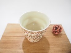 画像2: 紋花彩泥掻落ドット　naminami cup（甲和土×赤）　【nicorico】 (2)