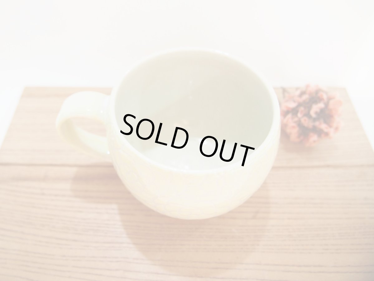 画像2: 紋花彩泥掻落　マグカップ （レモンイエロー/丸型)【nicorico】 (2)