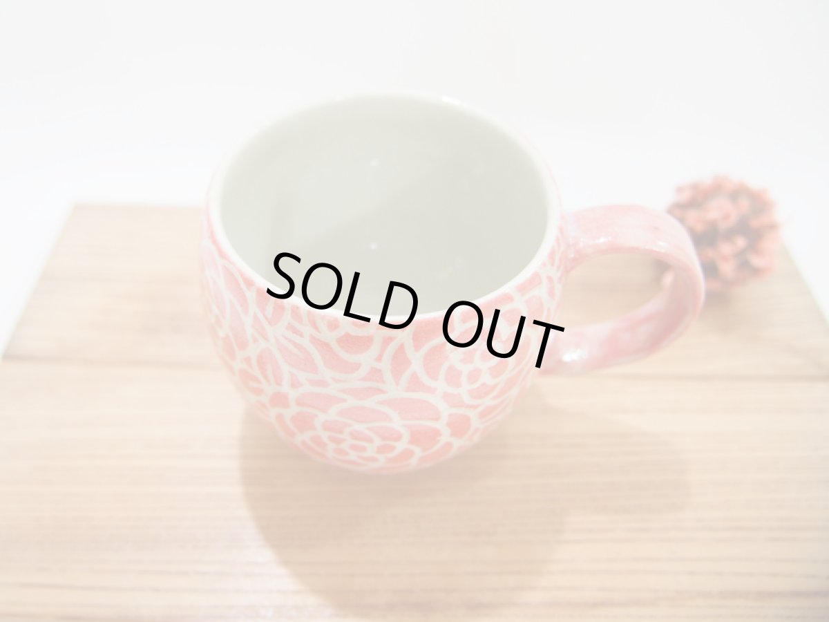 画像2: 紋花彩泥掻落　マグカップ （丸・赤)【nicorico】 (2)