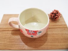 画像2: 【アウトレット：取っ手化粧土に縮れあり】イッチン花紋　マグカップ （丸・ピンク)【nicorico】 (2)