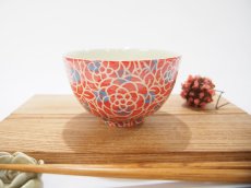 画像1: 紋花彩泥掻落ドット　ごはん茶碗（赤×水色）　【nicorico】 (1)