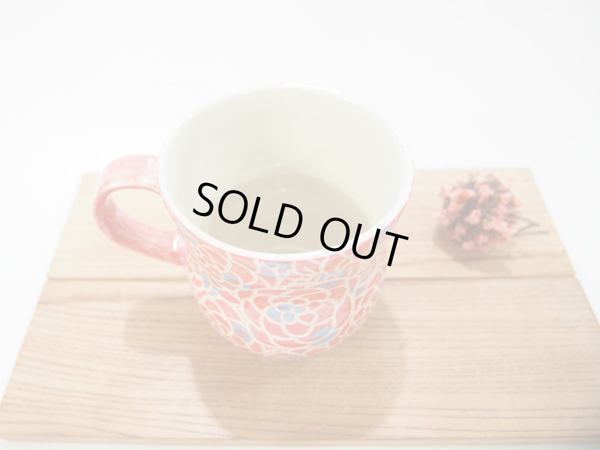 画像2: 紋花彩泥掻落ドット　マグカップ （ころん/赤×水色)（大きめ）【nicorico】 (2)