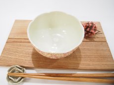 画像2: 紋花彩泥掻落焼〆ドット　輪花小鉢（甲和土×ピンク）　【nicorico】 (2)