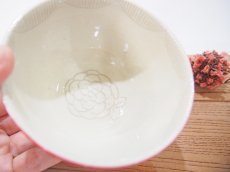 画像4: 紋花彩泥掻落　ごはん茶碗（赤/内側：線刻）　【nicorico】 (4)