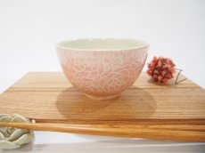 画像1: 紋花彩泥掻落　ごはん茶碗（ピンク/内側：線刻）　【nicorico】 (1)