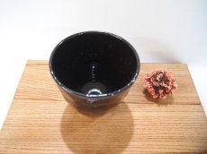 画像2: 甲和土黒釉　ゆのみ　(縦太しのぎ）【甲和焼　芝窯】 (2)