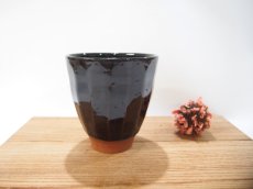 画像1: 甲和土黒釉　ゆのみ　(縦太しのぎ）【甲和焼　芝窯】 (1)