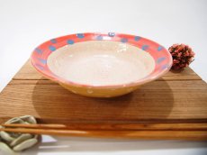 画像1: 紋花彩泥掻落ドット　深皿　(赤×ピンク）　【nicorico】 (1)