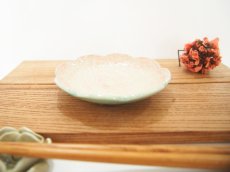 画像3: 紋花彩泥掻落　輪花豆皿（ピンク／裏：若草）　【nicorico】 (3)