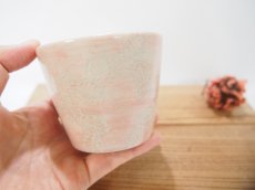画像4: 【アウトレット：口縁に濃い斑点有り】紋花彩泥掻落　ゆのみ・そば猪口（ピンク）　【nicorico】 (4)