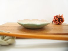 画像2: 紋花彩泥掻落　輪花豆皿（ピンク／裏：若草）　【nicorico】 (2)