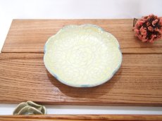 画像1: 紋花彩泥掻落　輪花豆皿（レモンイエロー／裏：水色）　【nicorico】 (1)